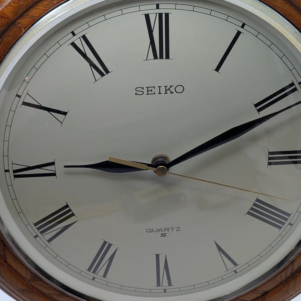 Vtg Seiko Wall Clock Brown Wood Grain Roman Numeral Analog Traditional Home 12